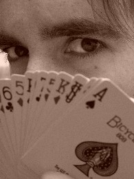 le magicien Bruce Bousquet derrire un jeu de carte magique